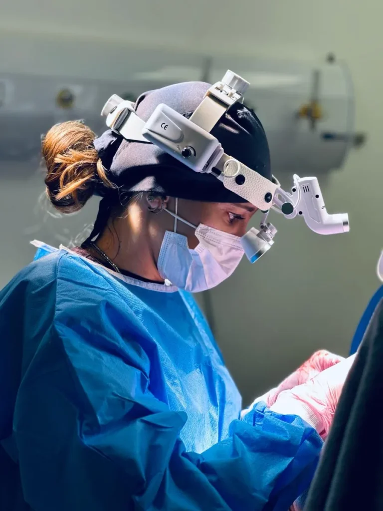 Especialista com lupa cirúrgica durante transplante capilar