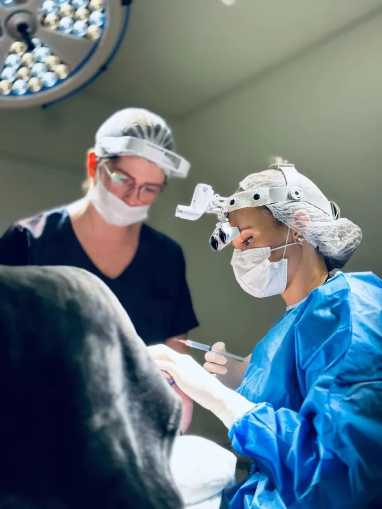 Equipe em cirurgia de transplante capilar no centro cirúrgico